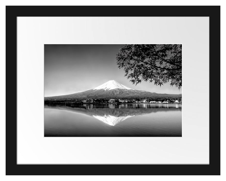 Pixxprint Berg Fujiyama mit herbstlich rotem Baum, Monochrome, im Galerie-Passepartout Bilderrahmen