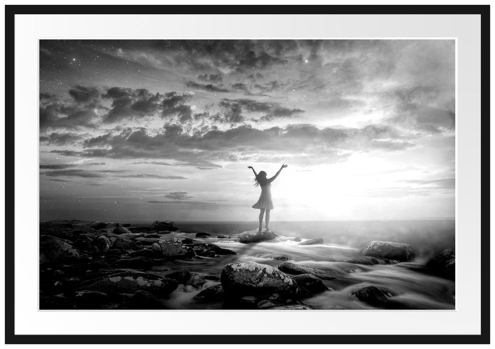 Frau begrüßt den Sonnenaufgang am Meer, Monochrome Passepartout Rechteckig 100