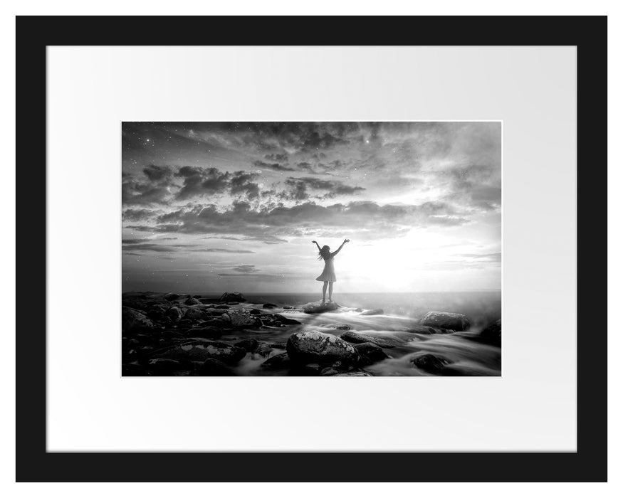 Pixxprint Frau begrüßt den Sonnenaufgang am Meer, Monochrome, im Galerie-Passepartout Bilderrahmen