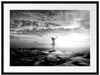 Frau begrüßt den Sonnenaufgang am Meer, Monochrome Passepartout Rechteckig 80