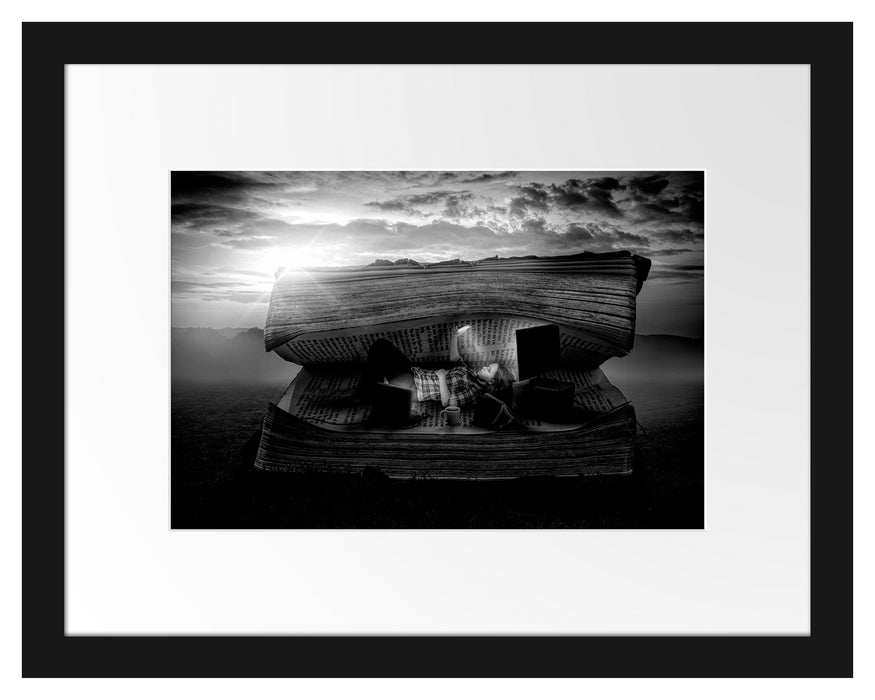 Pixxprint Frau in Buch bei Sonnenuntergang, Monochrome, im Galerie-Passepartout Bilderrahmen