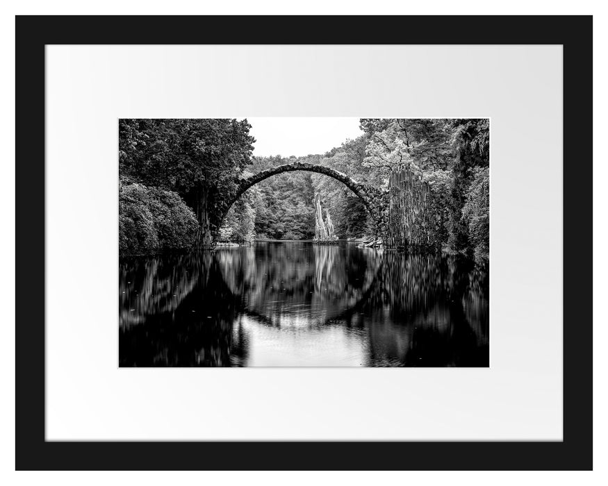 Pixxprint Rakotz-Brücke Kromlau Reflexion, Monochrome, im Galerie-Passepartout Bilderrahmen