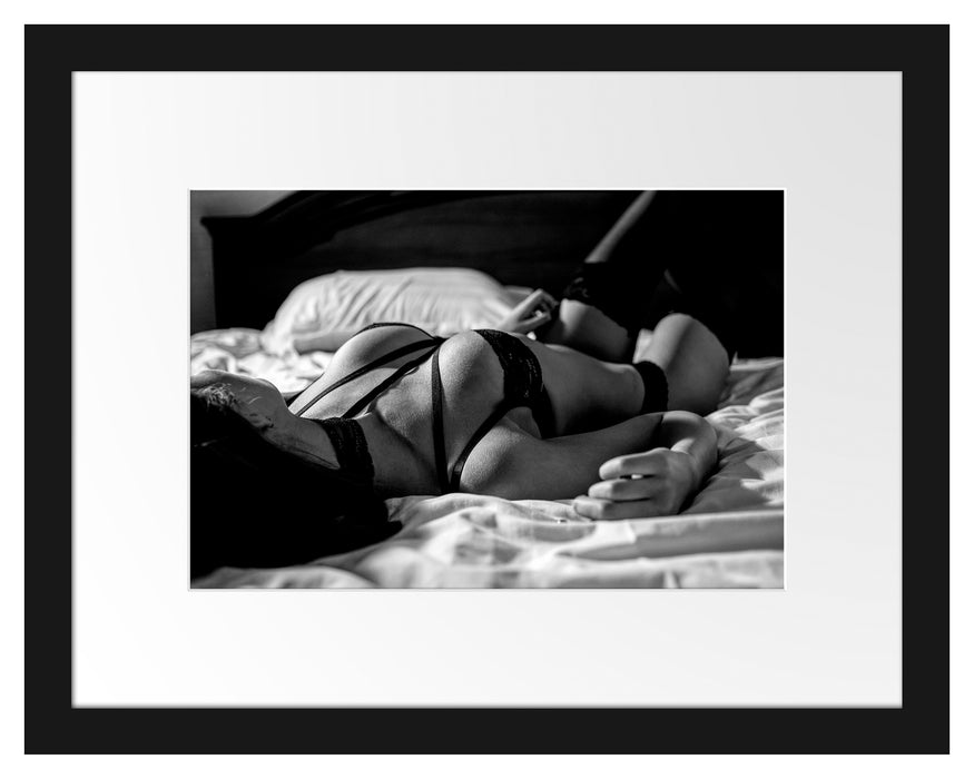 Pixxprint Frau in erotischen Dessous auf Bett, Monochrome, im Galerie-Passepartout Bilderrahmen