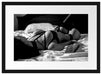 Frau in erotischen Dessous auf Bett, Monochrome Passepartout Rechteckig 40