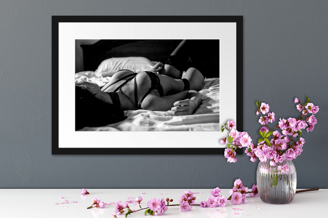 Frau in erotischen Dessous auf Bett, Monochrome Passepartout Detail Rechteckig