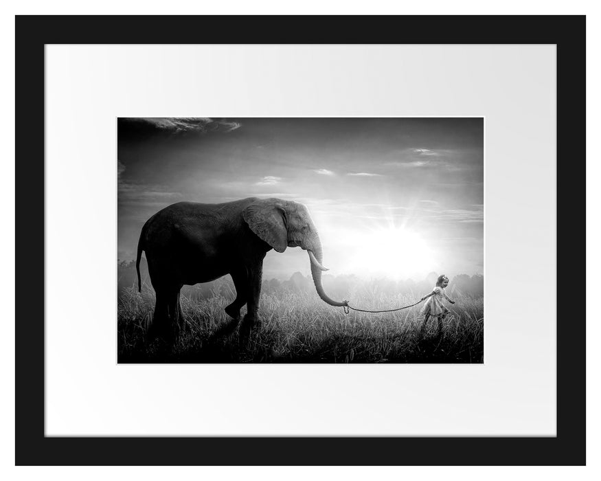 Pixxprint Kind und Elefant bei Sonnenuntergang, Monochrome, im Galerie-Passepartout Bilderrahmen