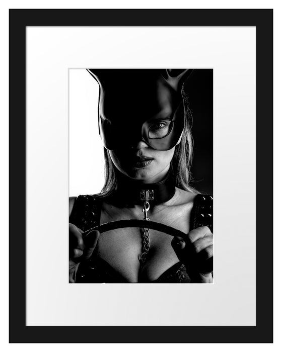 Pixxprint Sexy Frau mit Halsband und Hasenmaske, Monochrome, im Galerie-Passepartout Bilderrahmen