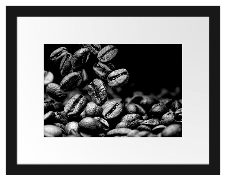 Pixxprint Nahaufnahme fallende Kaffeebohnen, Monochrome, im Galerie-Passepartout Bilderrahmen