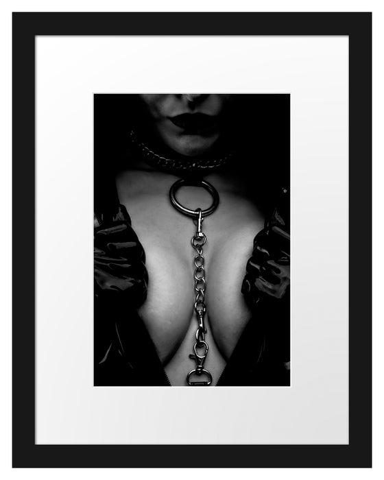 Pixxprint Strenge Domina rote Lippen mit Halsband, Monochrome, im Galerie-Passepartout Bilderrahmen