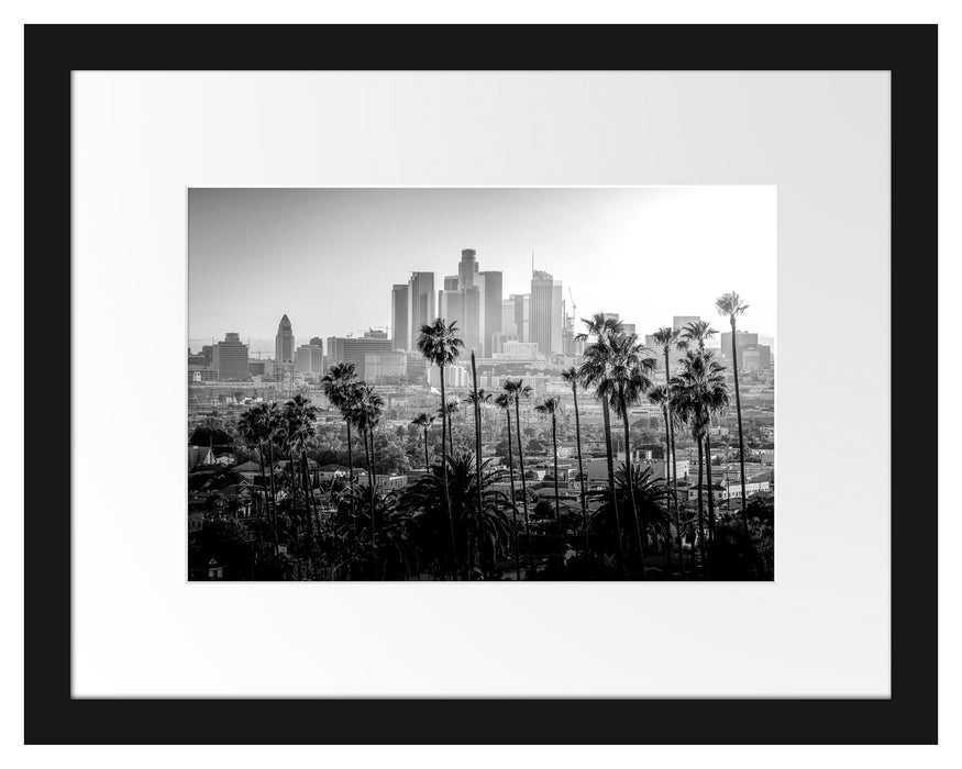Pixxprint Palmen vor Skyline von Los Angeles, Monochrome, im Galerie-Passepartout Bilderrahmen