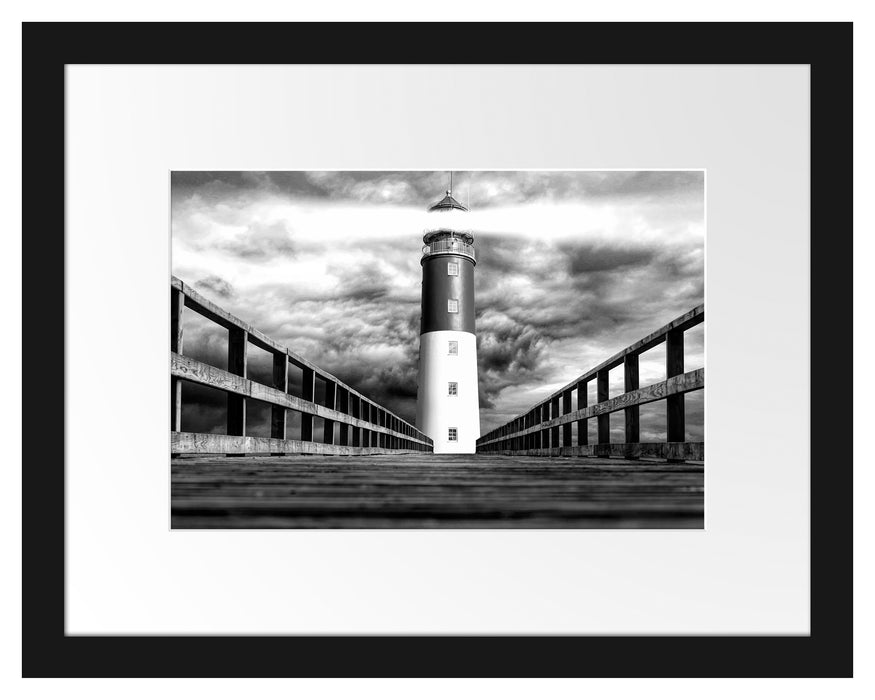 Pixxprint Leuchtturm am Ende eines Stegs, Monochrome, im Galerie-Passepartout Bilderrahmen