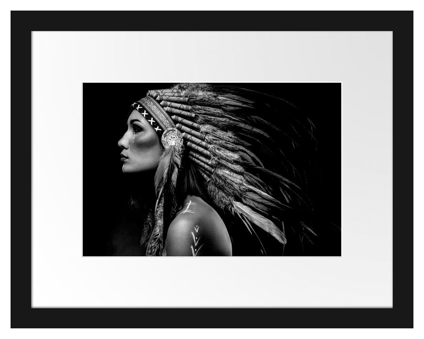Pixxprint Frau mit buntem indianischen Kopfschmuck, Monochrome, im Galerie-Passepartout Bilderrahmen