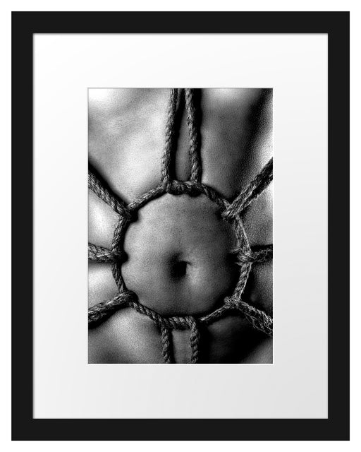 Kreis aus Seilen auf nacktem Körper, Monochrome Passepartout Rechteckig 30