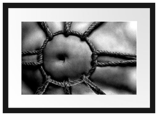Kreis aus Seilen auf nacktem Körper, Monochrome Passepartout Rechteckig 40