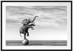 Elefant in der Wüste balanciert auf Ball, Monochrome Passepartout Rechteckig 100