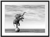 Elefant in der Wüste balanciert auf Ball, Monochrome Passepartout Rechteckig 80