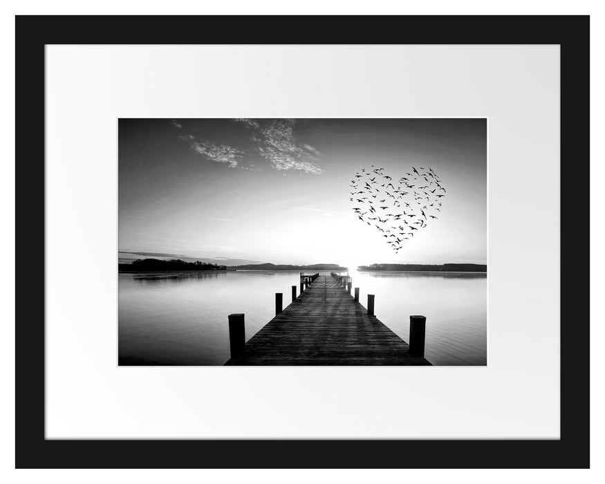 Pixxprint Steg mit Vogelschwarm in Herzform, Monochrome, im Galerie-Passepartout Bilderrahmen