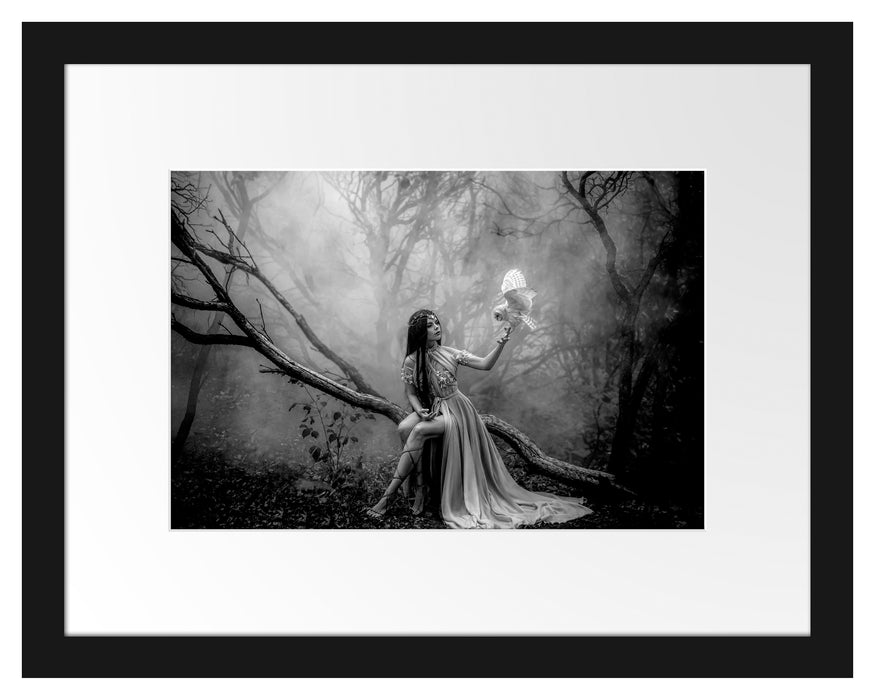 Pixxprint Mystische Schönheit im nebeligen Wald, Monochrome, im Galerie-Passepartout Bilderrahmen