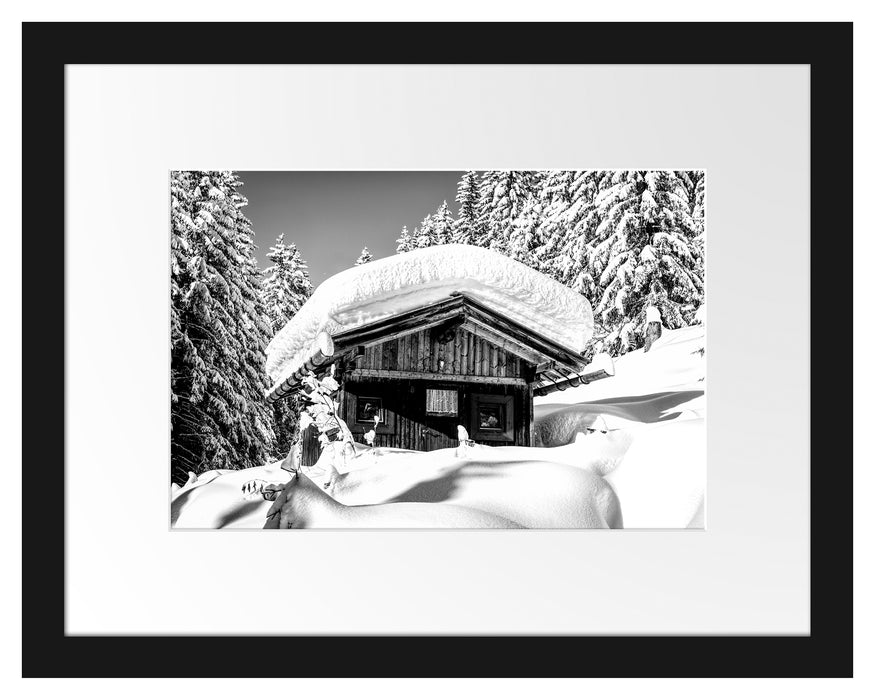 Pixxprint Verschneite Skihütte in Alpenwald, Monochrome, im Galerie-Passepartout Bilderrahmen