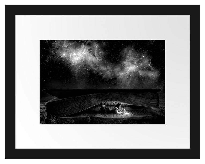 Pixxprint Mädchen liest nachts in einem Buch-Zelt , Monochrome, im Galerie-Passepartout Bilderrahmen