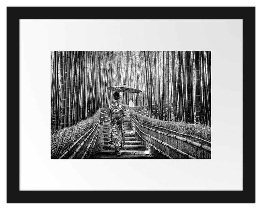 Pixxprint Frau im janapischen Kimono im Bambuswald, Monochrome, im Galerie-Passepartout Bilderrahmen