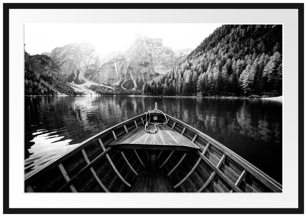 Holzboot auf Alpensee in den Dolomiten, Monochrome Passepartout Rechteckig 100