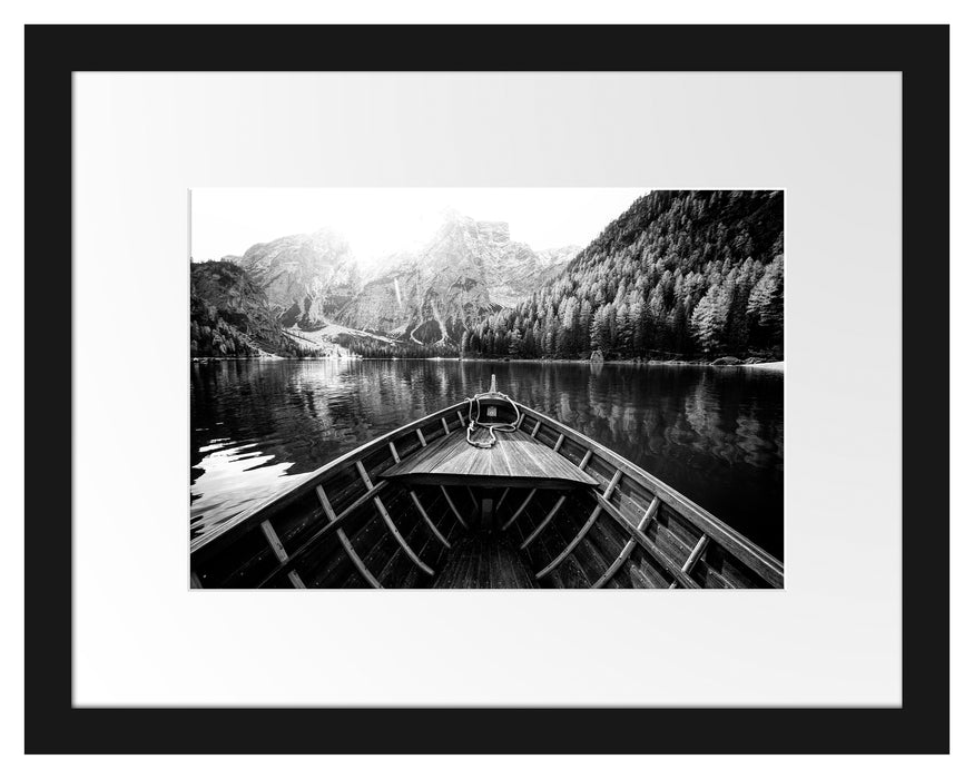 Pixxprint Holzboot auf Alpensee in den Dolomiten, Monochrome, im Galerie-Passepartout Bilderrahmen