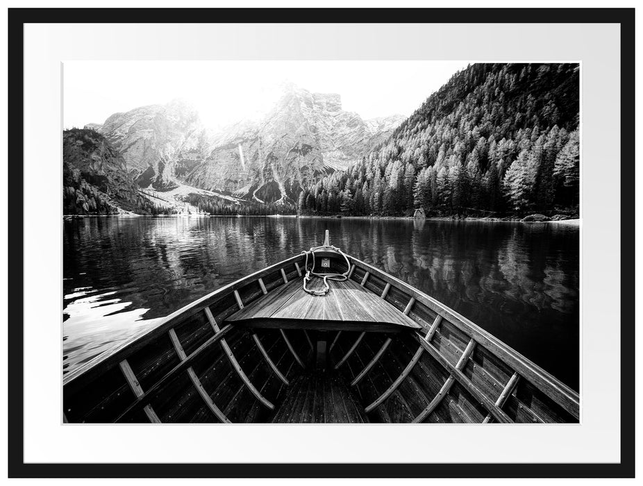 Holzboot auf Alpensee in den Dolomiten, Monochrome Passepartout Rechteckig 80
