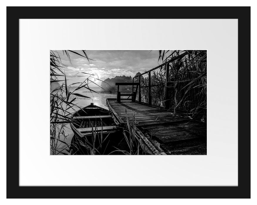 Pixxprint Bootssteg am See bei Sonnenuntergang, Monochrome, im Galerie-Passepartout Bilderrahmen