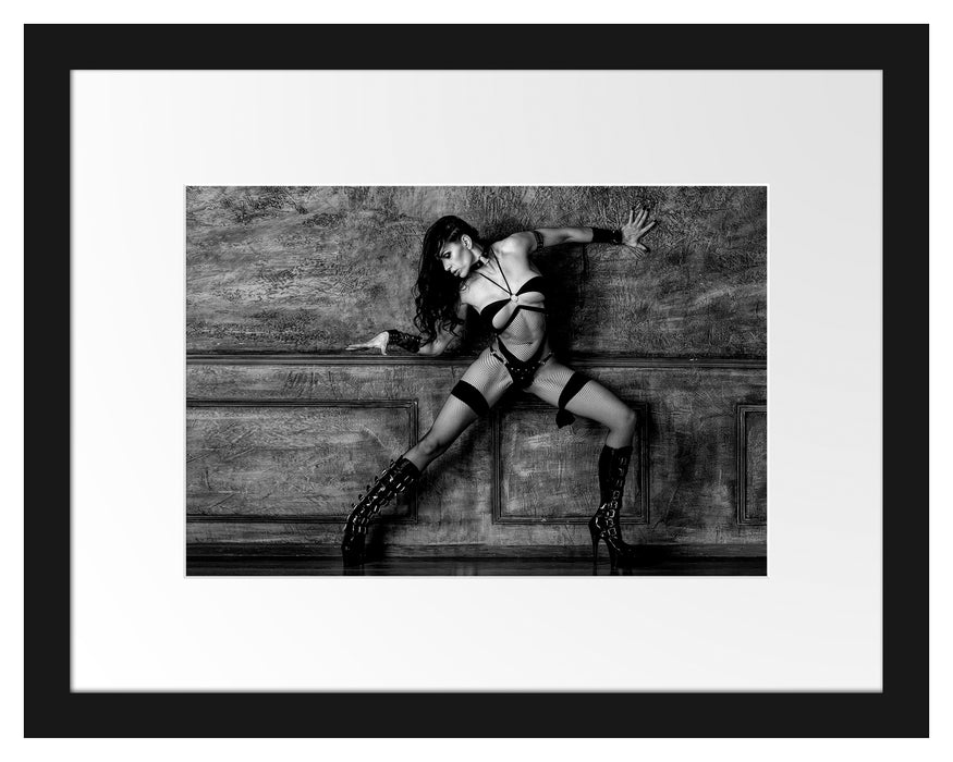 Pixxprint Erotische Frau in High Heels und Dessous, Monochrome, im Galerie-Passepartout Bilderrahmen