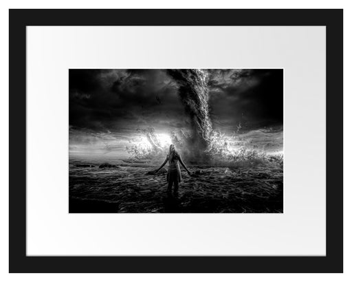 Frau am Strand vor düsterem Tornado, Monochrome Passepartout Rechteckig 30