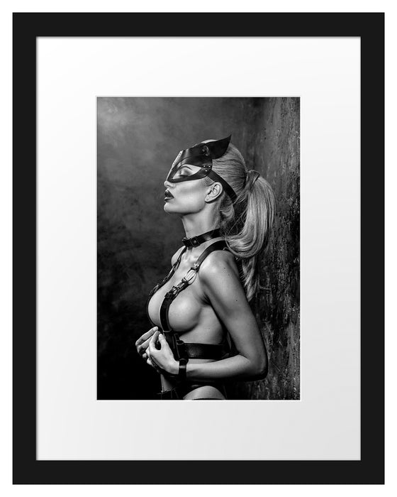 Pixxprint Sexy Blondine in Leder im Rotlicht, Monochrome, im Galerie-Passepartout Bilderrahmen