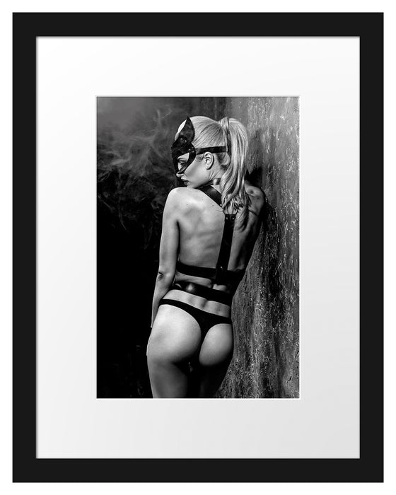 Pixxprint Blondine in Lederdessous im Rotlicht, Monochrome, im Galerie-Passepartout Bilderrahmen