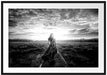 Frau auf Schienen bei Sonnenuntergang, Monochrome Passepartout Rechteckig 100