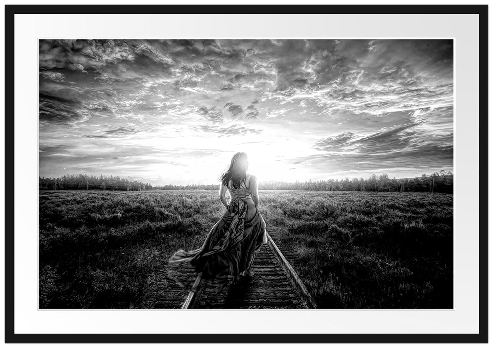 Frau auf Schienen bei Sonnenuntergang, Monochrome Passepartout Rechteckig 100