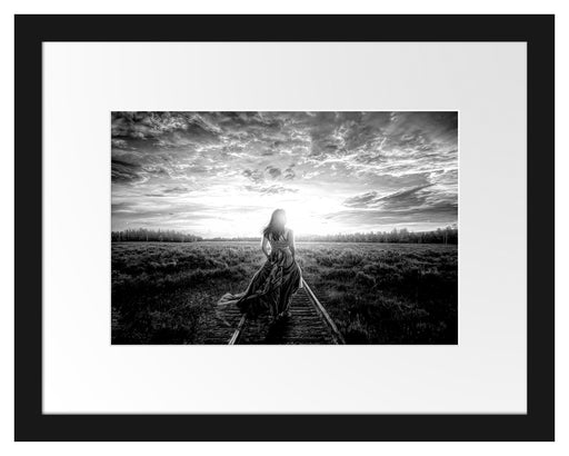 Frau auf Schienen bei Sonnenuntergang, Monochrome Passepartout Rechteckig 30