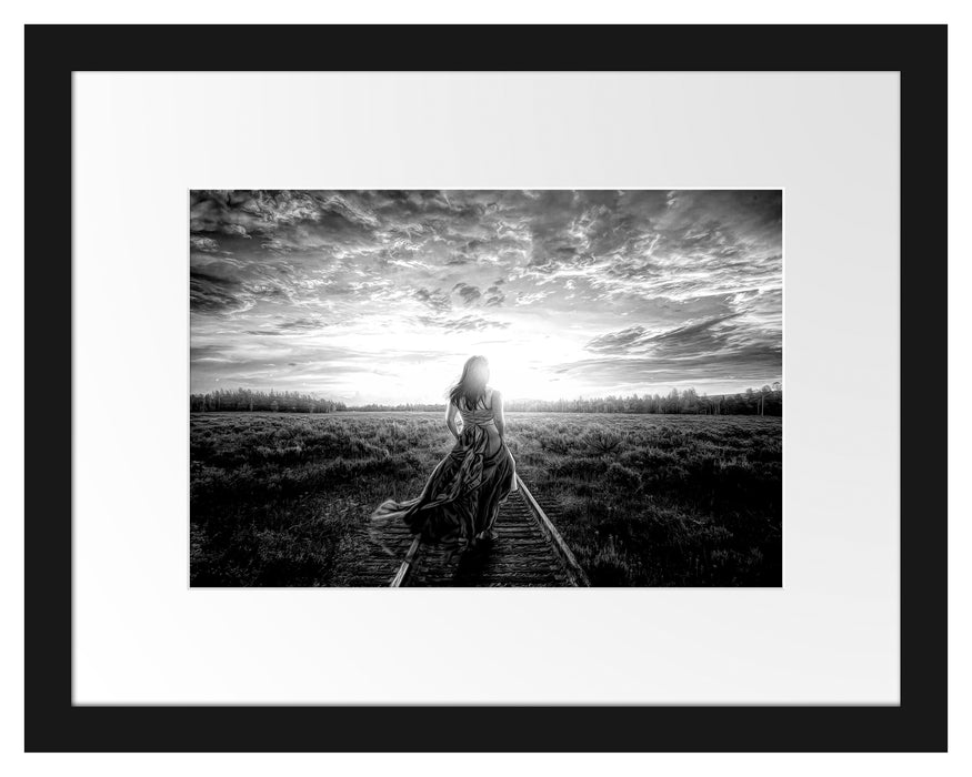 Pixxprint Frau auf Schienen bei Sonnenuntergang, Monochrome, im Galerie-Passepartout Bilderrahmen