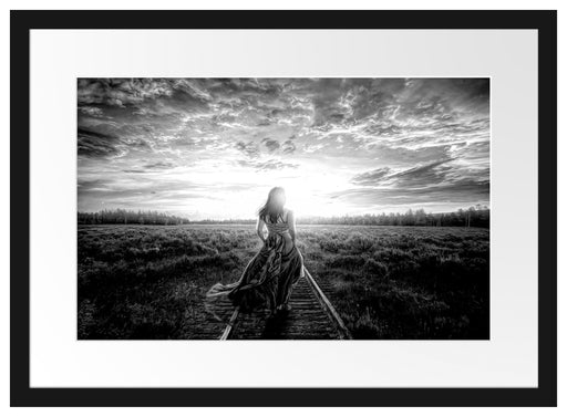 Frau auf Schienen bei Sonnenuntergang, Monochrome Passepartout Rechteckig 40