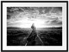 Frau auf Schienen bei Sonnenuntergang, Monochrome Passepartout Rechteckig 80