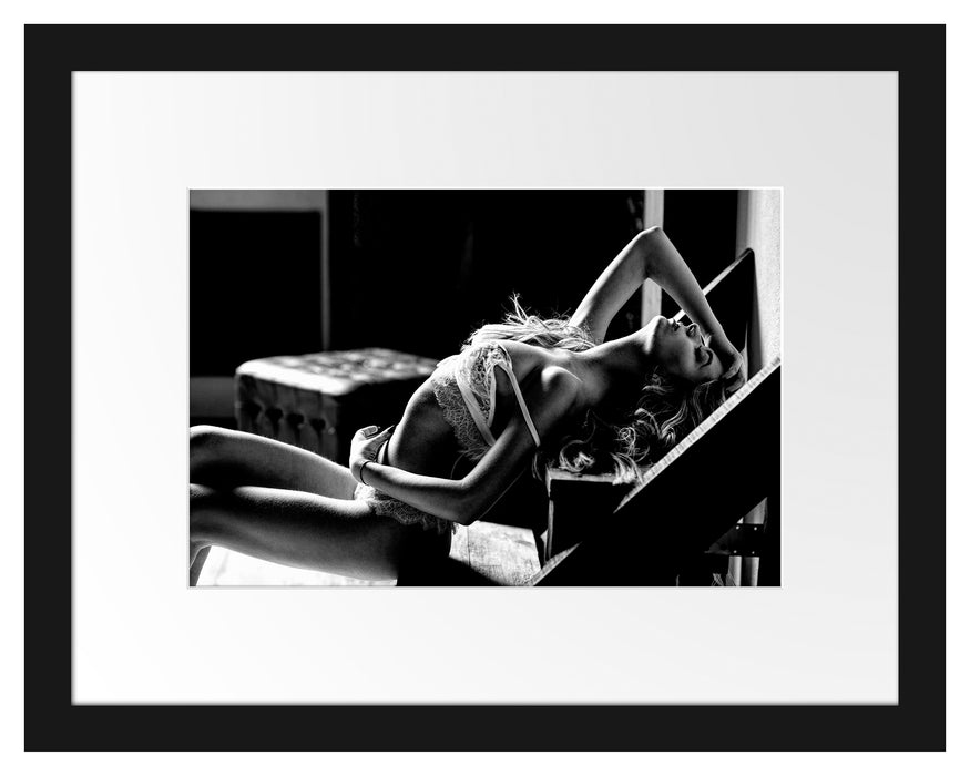 Pixxprint Frau in weißen Dessous auf Treppe, Monochrome, im Galerie-Passepartout Bilderrahmen