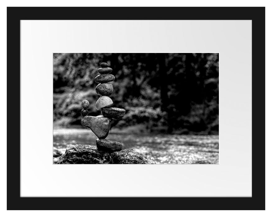 Pixxprint Balanciertes Steinkunstwerk am Fluss, Monochrome, im Galerie-Passepartout Bilderrahmen