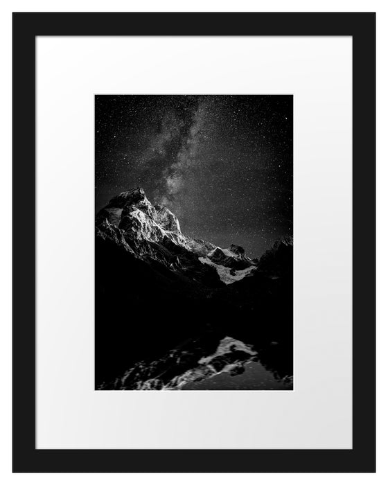 Pixxprint Uschba in sternenklarer Nacht, Monochrome, im Galerie-Passepartout Bilderrahmen