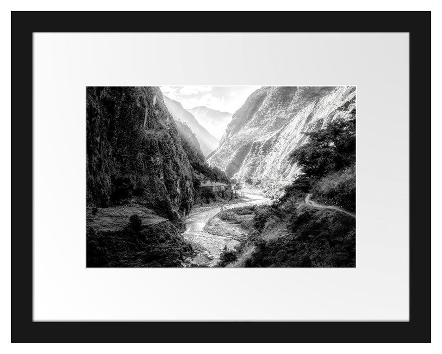 Pixxprint Fluss schlängelt sich durch Bergtal, Monochrome, im Galerie-Passepartout Bilderrahmen