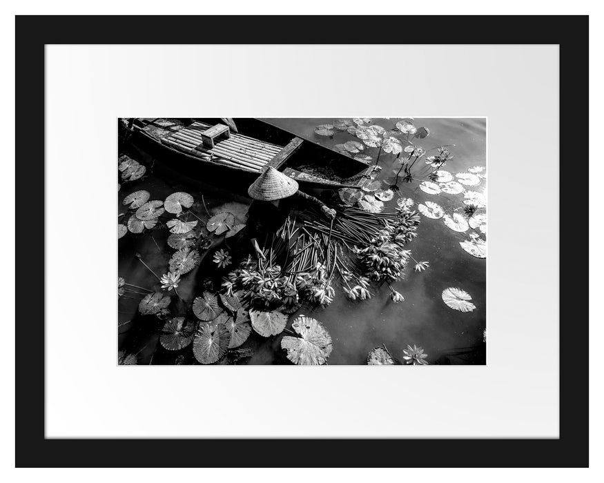 Pixxprint Wasserlilienernte mit Boot in Vietnam, Monochrome, im Galerie-Passepartout Bilderrahmen