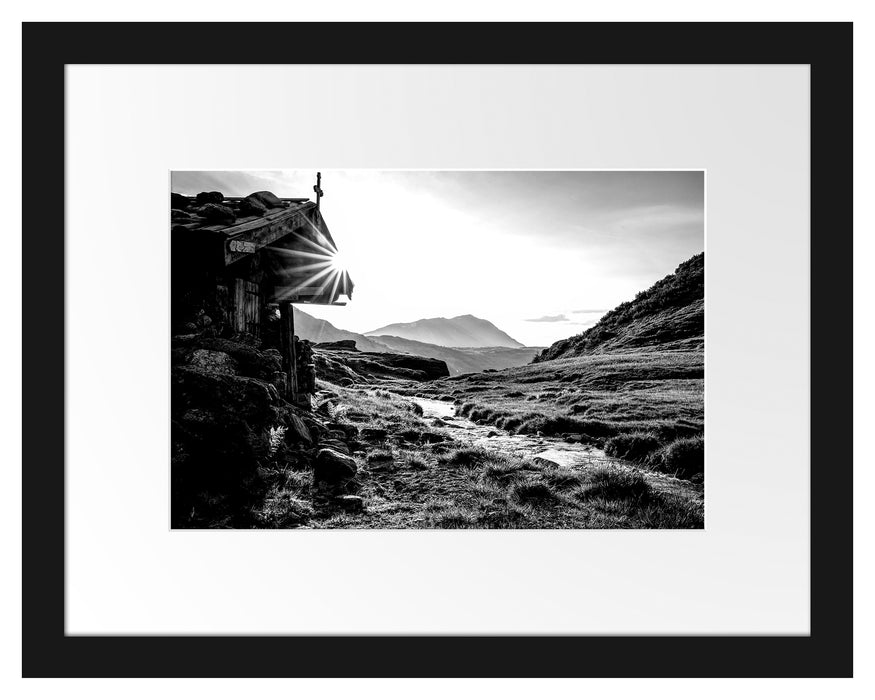 Pixxprint Almhütte am Bach bei Sonnenuntergang, Monochrome, im Galerie-Passepartout Bilderrahmen