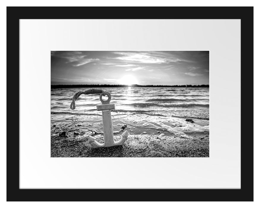 Pixxprint Anker am Ostseestrand im Sonnenuntergang, Monochrome, im Galerie-Passepartout Bilderrahmen