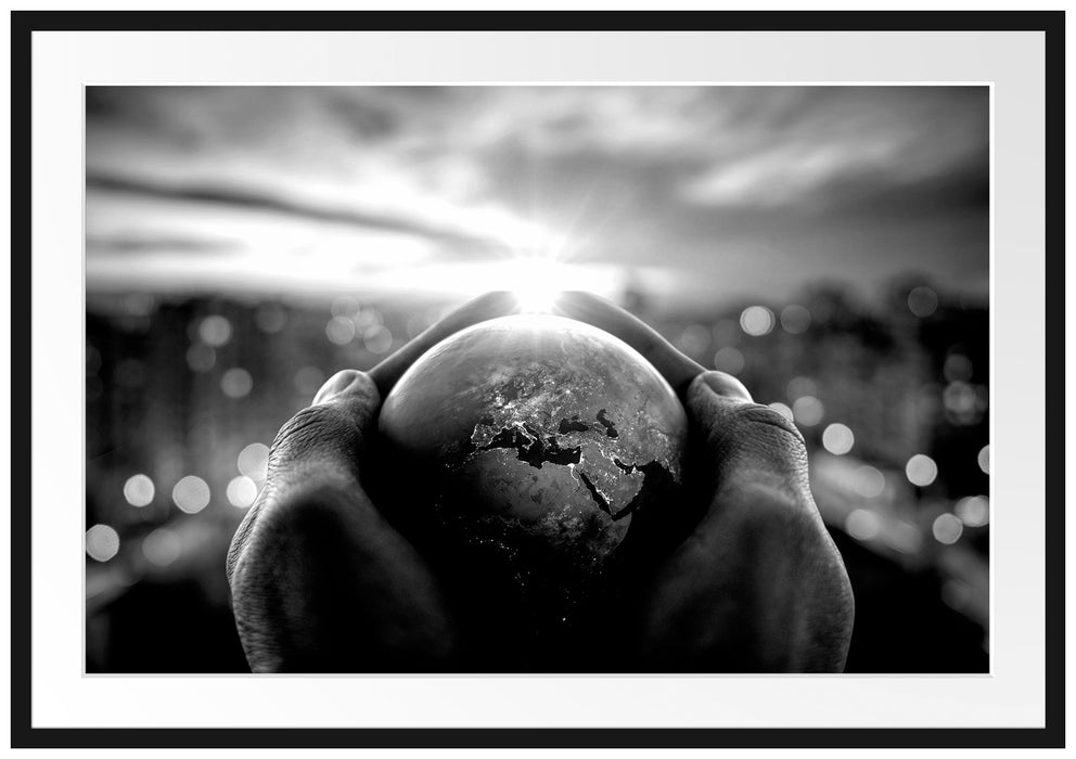 Die Erde in den Händen vor Stadt Skyline, Monochrome Passepartout Rechteckig 100