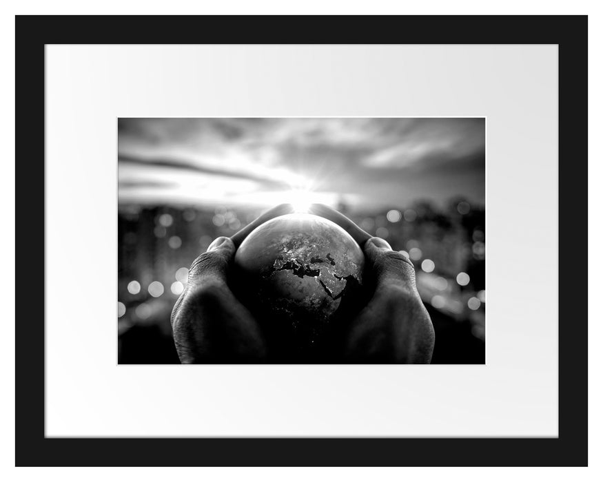 Pixxprint Die Erde in den Händen vor Stadt Skyline, Monochrome, im Galerie-Passepartout Bilderrahmen
