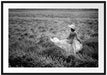 Frau im Kleid läuft durch Lavendelfeld, Monochrome Passepartout Rechteckig 100