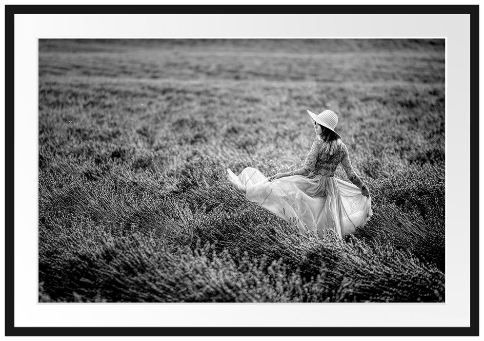 Frau im Kleid läuft durch Lavendelfeld, Monochrome Passepartout Rechteckig 100